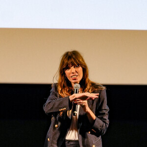 Lou Doillon présente le film "Boxes" réalisé par sa mère Jane Birkin lors du festival Lumière 2023 à Lyon le 22 octobre 2023. Comme sa mère était souvent absente, Lou raconte qu'elle portait ses t-shirt. Aujourd'hui, pour la présentation du film, elle en porte un de nouveau. © Sandrine Thesillat / Panoramic / Bestimage 