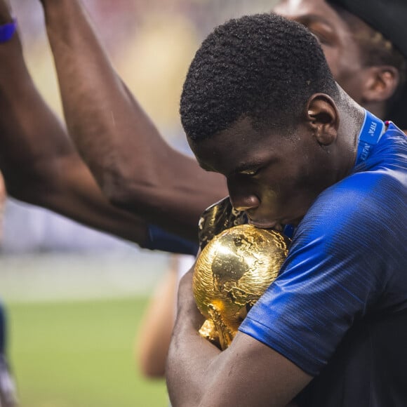 Paul Pogba avec sa mère Yeo et ses frères Florentin Pogba et Mathias Pogba - L'équipe de France célèbre son deuxième titre de Champion du Monde sur la pelouse du stade Loujniki après leur victoire sur la Croatie (4-2) en finale de la Coupe du Monde 2018 (FIFA World Cup Russia2018), le 15 juillet 2018.