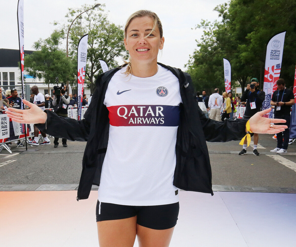 Photo : Laure Boulleau qui présente le nouveau maillot extérieur du PSG  pour la saison 2023-2024 - Première édition des 