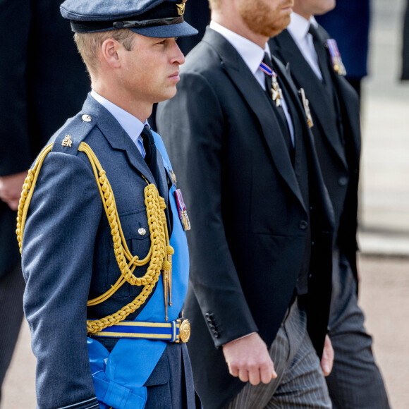 Tous les deux s'entendent très bien.
Le prince William, prince de Galles, le prince Harry, duc de Sussex, et Peter Phillips Procession du cercueil de la reine Elizabeth II d'Angleterre de l'Abbaye de Westminster à Wellington Arch à Hyde Park Corner, près du palais de Buckingham, au son de Big Ben et de coups de canon. Dans le cadre des funérailles d'Etat, le cercueil sera ensuite transféré dans le corbillard royal pour prendre la direction du château de Windsor. Londres, le 19 septembre 2022. 