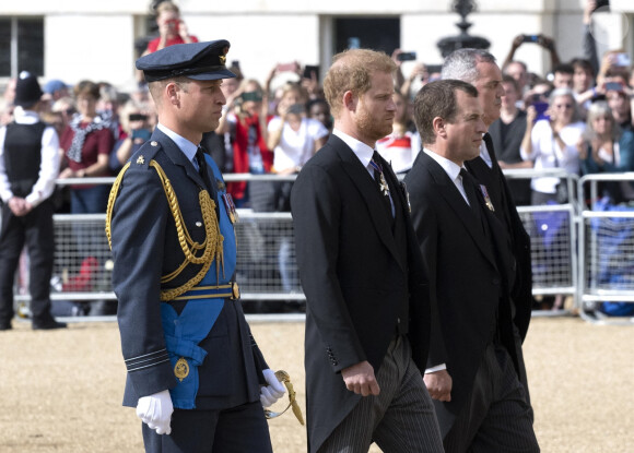 Le prince de Galles William, le prince Harry, duc de Sussex, Peter Phillips - Procession cérémonielle du cercueil de la reine Elisabeth II du palais de Buckingham à Westminster Hall à Londres. Le 14 septembre 2022 