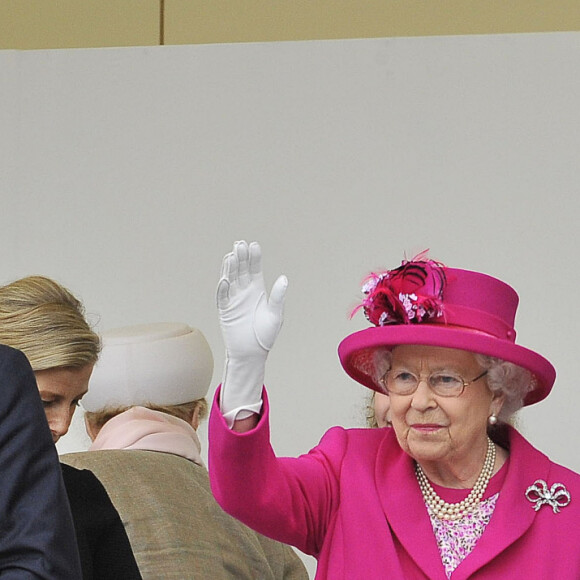 Peter Phillips, la reine Elisabeth II d'Angleterre et le prince William - La famille royale d'Angleterre au "Patron's Lunch" à Londres, à l'occasion du 90ème anniversaire de la reine. Le 12 juin 2016 