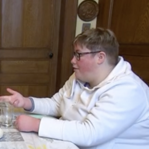En plein emménagement chez Patrice, la prétendante va même réussir à se mettre un dos l'un des amis de l'agriculteur.
Justine et Patrice dans "L'amour est dans le pré"