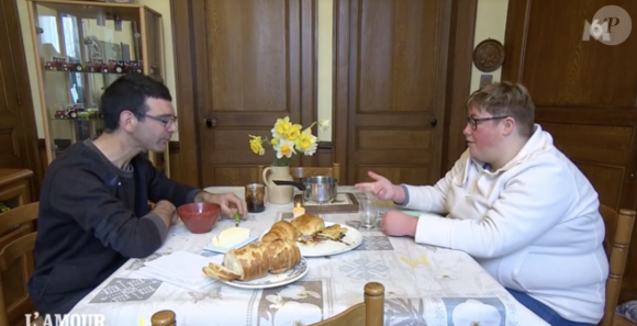 En plein emménagement chez Patrice, la prétendante va même réussir à se mettre un dos l'un des amis de l'agriculteur.
Justine et Patrice dans "L'amour est dans le pré"