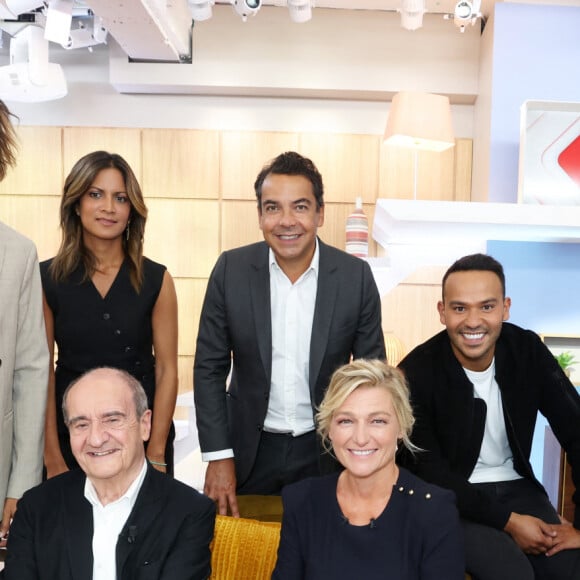 Exclusif - Bertrand Chameroy, Aurélie Casse, Patrick Cohen, Mohamed Bouhafsi, Lorrain Sénéchal, Pierre Lescure, Anne-Élisabeth Lemoine, Emilie Tran Nguyen - L'équipe de la nouvelle saison de l'émission "C à Vous" le 7 septembre 2023. © Dominique Jacovides / Bestimage