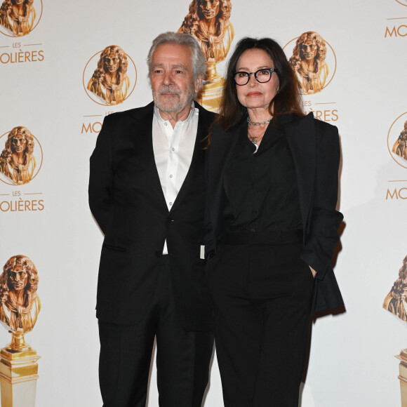 car il se sentait fatigué. Et si le mari d'Evelyne Bouix a besoin de repos,
Pierre Arditi, Evelyne Bouix au photocall de la 33ème cérémonie des Molières aux Folies Bergère à Paris le 30 mai 2022. © Coadic Guirec / Bestimage 