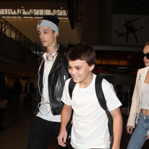 aradis arrive avec ses enfants Lily-Rose Depp et Jack Depp à l'aéroport de LAX à Los Angeles. Lily-Rose Depp est accompagnée de son petit ami Ash Stymest. Le 21 mars 2016