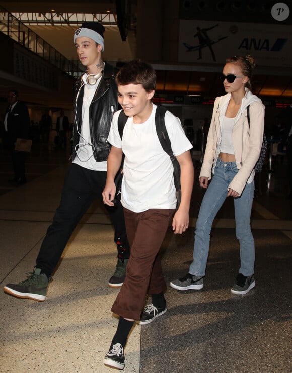 aradis arrive avec ses enfants Lily-Rose Depp et Jack Depp à l'aéroport de LAX à Los Angeles. Lily-Rose Depp est accompagnée de son petit ami Ash Stymest. Le 21 mars 2016