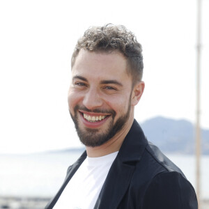 "Pour tout ce qu'on s'est offert et que je vais chérir, pour te faire vivre toujours, pour ne rien regretter j'ai besoin de te dire, je dois te répéter : merci", a-t-elle notamment écrit.
Marwan Berreni lors du photocall de "Plus Belle La Vie" lors du festival Cannes Series 2022. Cannes le 23 avril 2022. © Denis Guignebourg/Bestimage 