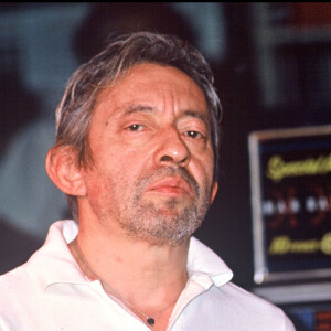 Des objets que Maison Gainsbourg a pris soin de "remettre sous le lit" comme indiqué par le conservateur du musée. Serge Gainsbourg n'aurait sûrement pas apprécié... 
Archives - Serge Gainsbourg dans les studios de RTL en 1989