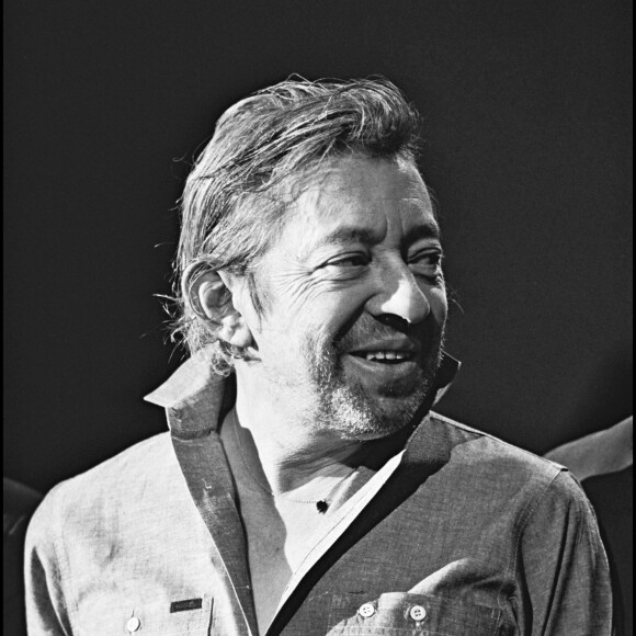 Archives - Serge Gainsbourg sur scène lors d'un concert au Zénith le 14 mars 1988