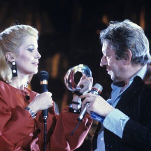 Archives - En France, à Paris, au Palais Omnisports de Paris Bercy, pour célébrer le 1er anniversaire de la chaine Canal+, Serge GAINSBOURG et Catherine DENEUVE. Le 4 novembre 1985 © Jean Lenoir via Bestimage 