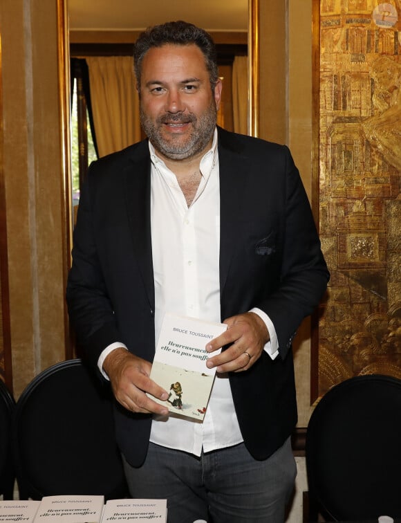 Il écrivait d'abord : "Et si on arrêtait de raconter n'importe quoi ! J'ai dit et je redis que tout s'est bien passé avec Marc-Olivier Fogiel."
Exclusif - Bruce Toussaint - Librairie Ephémère du Fouquet's à l'occasion de la remise du Prix du Livre de l'Art de Vivre Parisien et du Trophée du Fouquet's à Paris le 12 juin 2023.