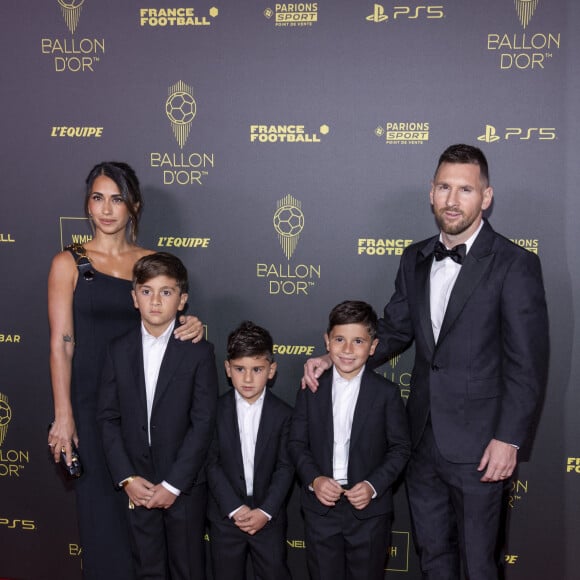 Lionel Messi avec sa femme Antonela Roccuzzo et ses fils Thiago Messi, Mateo Messi et Ciro Messi - Photocall de la 67ème cérémonie du Ballon d’Or au Théâtre du Chatelet à Paris le 30 octobre 2023. © Cyril Moreau/Bestimage