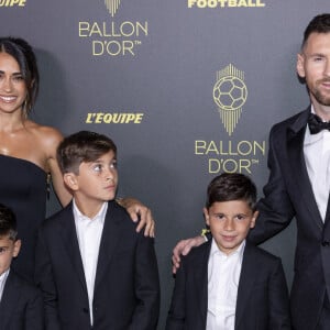 Lionel Messi avec sa femme Antonela Roccuzzo et ses fils Thiago Messi, Mateo Messi et Ciro Messi - Photocall de la 67ème cérémonie du Ballon d’Or au Théâtre du Chatelet à Paris le 30 octobre 2023. © Cyril Moreau/Bestimage