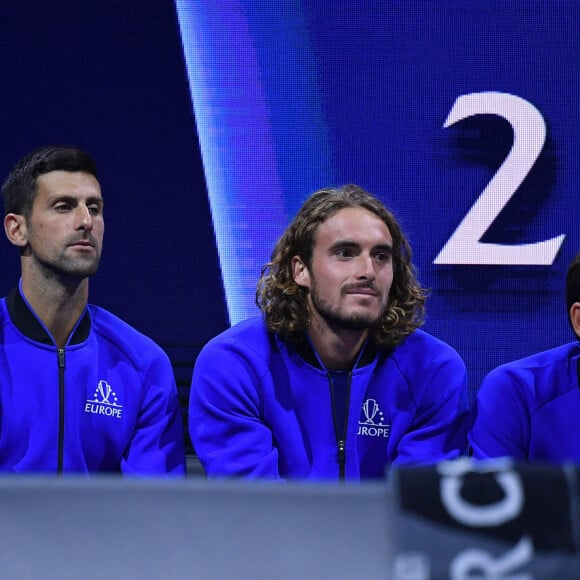 Bjorn Borg, Roger Federer (Sui) , Rafael Nadal (Esp) , Stefanos Tsitsipas (Gre) , Novak Djokovic (Ser) - Tennis : Roger Federer, tire sa révérence en larmes, lors de Laver Cup à l'O2 Arena de Londres le 23 septembre 2022. La paire Federer/Nadal (Europe) s'est inclinée face à Sock/Tiafoe (Reste du monde) 4-6, 7-6 (7/2), 11-9. © Antoine Couvercelle / Panoramic / Bestimage