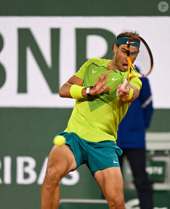 Rafael Nadal - Rafael Nadal fait tomber le tenant du titre, Novak Djokovic, au terme d'un quart de finale épique lors des Internationaux de France de Tennis de Roland Garros 2022 le 31 mai 2022.
