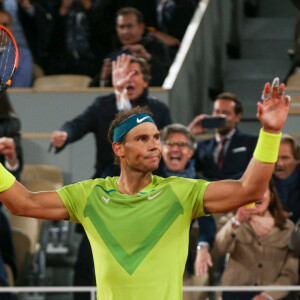 Rafael Nadal explose de joie après sa victoire face à Novak Djokovic (6/2 - 4/6 - 6/2 - 7/6) en quart de finale du tournoi de Roland Garros 2022 à Paris, le 31 mai 2022.