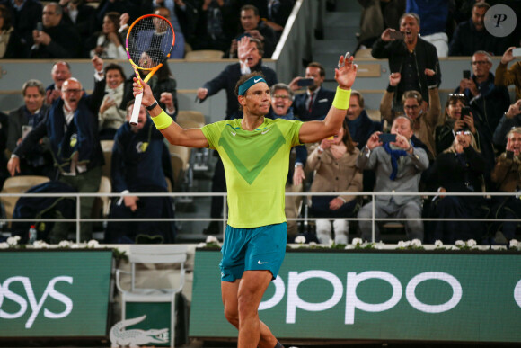 Rafael Nadal explose de joie après sa victoire face à Novak Djokovic (6/2 - 4/6 - 6/2 - 7/6) en quart de finale du tournoi de Roland Garros 2022 à Paris, le 31 mai 2022.