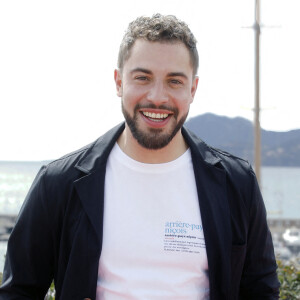 Nul doute que Marwan Berreni laisse un grand vide dans le coeur de la jeune femme avec qui il a partagé biens des moments.
Marwan Berreni lors du photocall de "Plus Belle La Vie" lors du festival Cannes Series 2022. Cannes le 23 avril 2022. © Denis Guignebourg/Bestimage