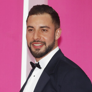 Après des semaines de recherches, Marwan Berreni a été retrouvé. Le corps sans vie de l'acteur se trouvait dans une maison abandonnée dans le Rhône.
Marwan Berreni lors du photocall de "Plus Belle La Vie" lors du festival Cannes Series à Cannes. © Denis Guignebourg/Bestimage