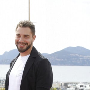 Marwan Berreni au photocall de la série "Plus belle la vie" lors de la 5ème saison du festival International des Séries "Canneseries" à Cannes, France, le 2 avril 2022. © Denis Guignebourg/Bestimage