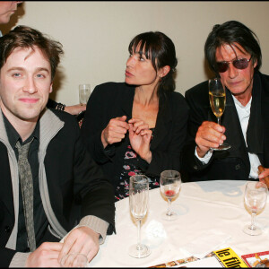 Depuis la fin des années 90, Jacques Dutronc est en couple avec Sylvie Duval
Thomas Dutronc, Sylvie Duval et Jacques Dutronc lors du dîner au Fouquet's pour la 30e cérémonie des César le 26 février 2005.