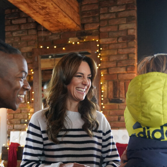 Kate Middleton, princesse de Galles, s'est rendue chez les Dadvengers, une communité de pères de famille située à Arnos Grove, dans le Nord de Londres. Au cours des échanges, l'importance du rôle du papa dans les premières années de vie d'un enfant a été mis en avant dans le cadre de la campagne Shaping Us, si chère au coeur de Kate Middleton. Dadvengers est surtout un site en ligne proposant d'accompagner les hommes dans leur paternité. Le 1er novembre 2023