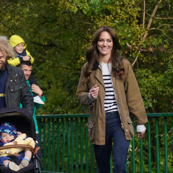Kate Middleton, princesse de Galles, s'est rendue chez les Dadvengers, une communité de pères de famille située à Arnos Grove, dans le Nord de Londres. Au cours des échanges, l'importance du rôle du papa dans les premières années de vie d'un enfant a été mis en avant dans le cadre de la campagne Shaping Us, si chère au coeur de Kate Middleton. Dadvengers est surtout un site en ligne proposant d'accompagner les hommes dans leur paternité. Le 1er novembre 2023