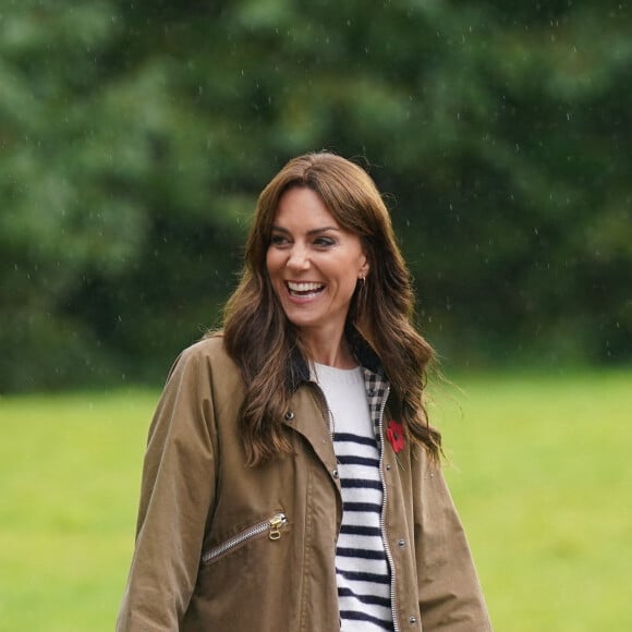 Kate Middleton s'est rendue dans le nord de Londres pour rencontrer des papas
Kate Middleton, princesse de Galles, s'est rendue chez les Dadvengers, une communité de pères de famille située à Arnos Grove, dans le Nord de Londres. Au cours des échanges, l'importance du rôle du papa dans les premières années de vie d'un enfant a été mis en avant dans le cadre de la campagne Shaping Us, si chère au coeur de Kate Middleton. Dadvengers est surtout un site en ligne proposant d'accompagner les hommes dans leur paternité. 