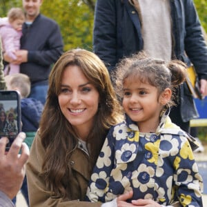 Un sujet qui s'inscrit dans la campagne Shaping Us, axée sur l'importance des premières années d'éducation chez les enfants
Kate Middleton, princesse de Galles, s'est rendue chez les Dadvengers, une communité de pères de famille située à Arnos Grove, dans le Nord de Londres. Au cours des échanges, l'importance du rôle du papa dans les premières années de vie d'un enfant a été mis en avant dans le cadre de la campagne Shaping Us, si chère au coeur de Kate Middleton. Dadvengers est surtout un site en ligne proposant d'accompagner les hommes dans leur paternité. Le 1er novembre 2023