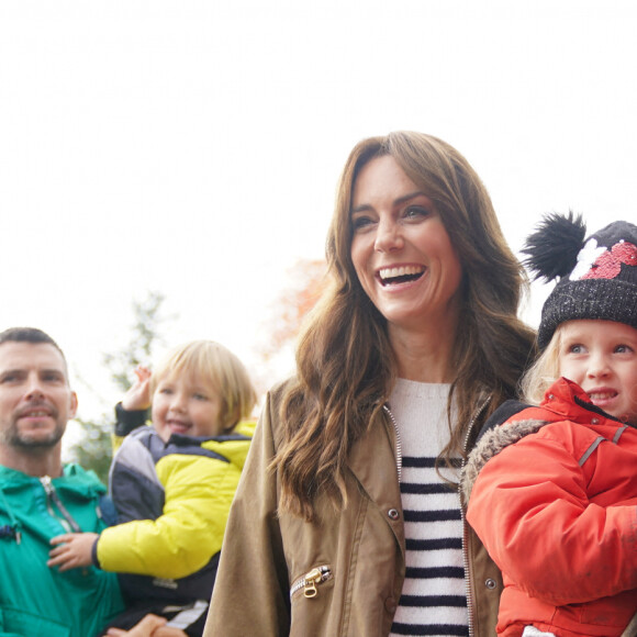 Ne manquaient plus que William, George, Charlotte et Louis pour parfaire cette belle journée vécue par Kate !
Kate Middleton, princesse de Galles, s'est rendue chez les Dadvengers, une communité de pères de famille située à Arnos Grove, dans le Nord de Londres. Au cours des échanges, l'importance du rôle du papa dans les premières années de vie d'un enfant a été mis en avant dans le cadre de la campagne Shaping Us, si chère au coeur de Kate Middleton. Dadvengers est surtout un site en ligne proposant d'accompagner les hommes dans leur paternité. Le 1er novembre 2023