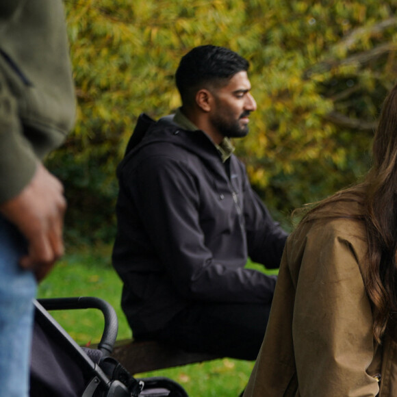 Kate Middleton, princesse de Galles, s'est rendue chez les Dadvengers, une communité de pères de famille située à Arnos Grove, dans le Nord de Londres. Au cours des échanges, l'importance du rôle du papa dans les premières années de vie d'un enfant a été mis en avant dans le cadre de la campagne Shaping Us, si chère au coeur de Kate Middleton. Dadvengers est surtout un site en ligne proposant d'accompagner les hommes dans leur paternité. Le 1er novembre 2023