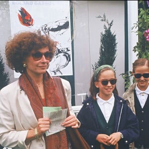 Des jumelles présentes auprès de leur maman pour ce moment très particulier dans la vie d'un artiste !
Archives - Marlène Jobert avec ses deux filles Joy et Eva Green à Roland Garros en 1990