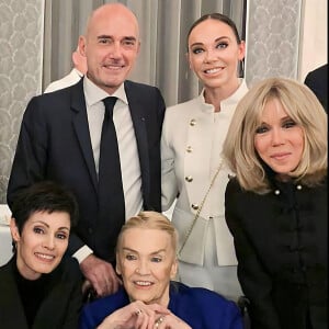 Exclusif - Gilles Muzas, Alexandra Cardinale, Marie-Claude Pietragalla, la première dame Brigitte Macron - Claude Bessy, ancienne danseuse étoile, reçoit les insignes de grand officier de la légion d'honneur par le Chef de l'État Emmanuel Macron au palais de l'Elysée à Paris, le 17 octobre 2023.  Exclusive - For Germany, call for price - C.Bessy, former prima ballerina, receives the insignia of grand officer of the Legion of Honor from Head of State Emmanuel Macron at the Elysée Palace in Paris, October 17, 2023. 
