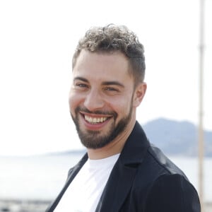 Marwan Berreni lors du photocall de "Plus Belle La Vie" lors du festival Cannes Series 2022. Cannes le 23 avril 2022. © Denis Guignebourg/Bestimage