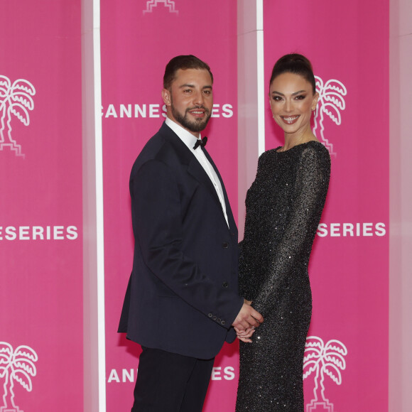 Marwan Berreni et sa compagne Tiphaine Schirier au photocall lors de la 5e saison du festival International des Séries "Canneseries" à Cannes, le 2 avril 2022. © Denis Guignebourg/Bestimage