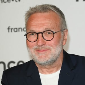 L'été dernier, le compagnon d'Hugo Manos avait surpris tout le monde en officialisant son départ de France 2 après plusieurs années de bons et loyaux service
Laurent Ruquier au photocall pour la conférence de presse de rentrée de France TV à la Grande Halle de la Villette à Paris, France, le 6 juillet 2022. © Coadic Guirec/Bestimage 