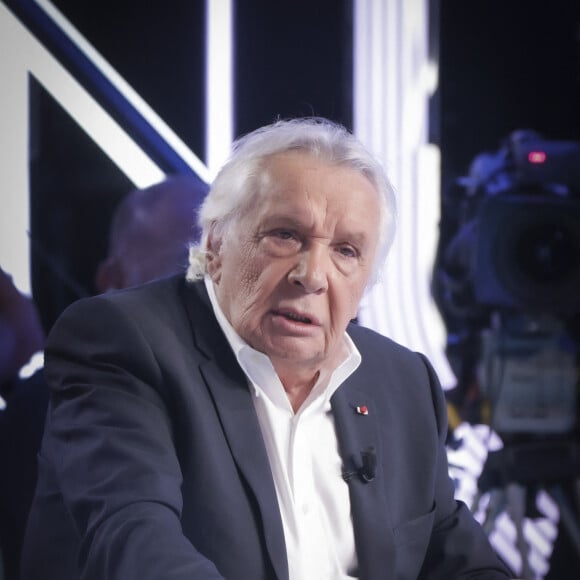 Bref, ces prochaines années s'annoncent belles pour le couple ! 
Exclusif - Michel Sardou sur le plateau de l'émission Touche pas à mon poste (TPMP) présentée en direct par C.Hanouna et diffusée sur C8 le 29 août 2022. © Jack Tribeca / Bestimage 