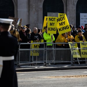 Alors qu'il donnait son premier discours du trône, il a en effet été accueilli au palais de Westminster par des dizaines de manifestants scandant "pas mon roi" et "quel gâchis".
Des manifestants brandissent des panneaux "Not my King" après l'ouverture officielle du Parlement à Londres le 7 novembre 2023.