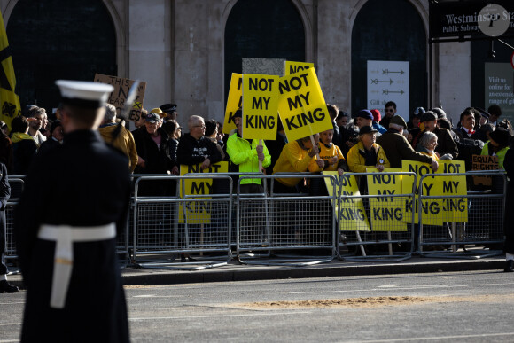 Alors qu'il donnait son premier discours du trône, il a en effet été accueilli au palais de Westminster par des dizaines de manifestants scandant "pas mon roi" et "quel gâchis".
Des manifestants brandissent des panneaux "Not my King" après l'ouverture officielle du Parlement à Londres le 7 novembre 2023.