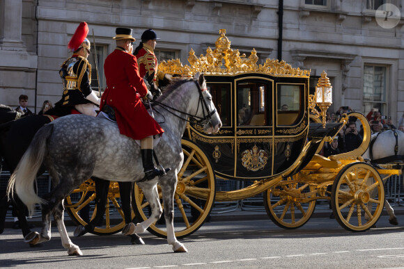 C'est un moment historique pour Charles III qui s'est joué. Celui qui a été fait roi à 74 ans, a ouvert sa première session parlementaire dans la Chambre des Lords au palais de Westminster.
Des manifestants brandissent des panneaux "Not my King" après l'ouverture officielle du Parlement à Londres.