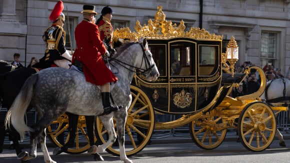 Discours du roi : L'arrivée du carrosse de Charles III ébranlée, la reine Camilla en soutien...