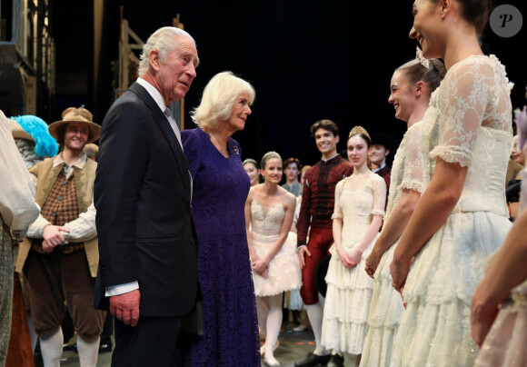 Le roi Charles III rencontre les membres de la troupe après la représentation de "Don Quichotte" de Carlos Acosta par le Royal Ballet au Royal Opera House, dans le centre de Londres le 7 novembre 2023.