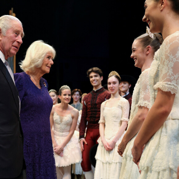Le roi Charles III rencontre les membres de la troupe après la représentation de "Don Quichotte" de Carlos Acosta par le Royal Ballet au Royal Opera House, dans le centre de Londres le 7 novembre 2023.