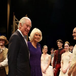 Le roi Charles III rencontre les membres de la troupe après la représentation de "Don Quichotte" de Carlos Acosta par le Royal Ballet au Royal Opera House, dans le centre de Londres le 7 novembre 2023.  King Charles III and Queen Camilla meet cast members after The Royal Ballet's performance of Carlos Acosta's 'Don Quixote' to recognise and thank front line NHS workers, education and arts providers, at the Royal Opera House in central London. Picture date: Tuesday November 7, 2023. 