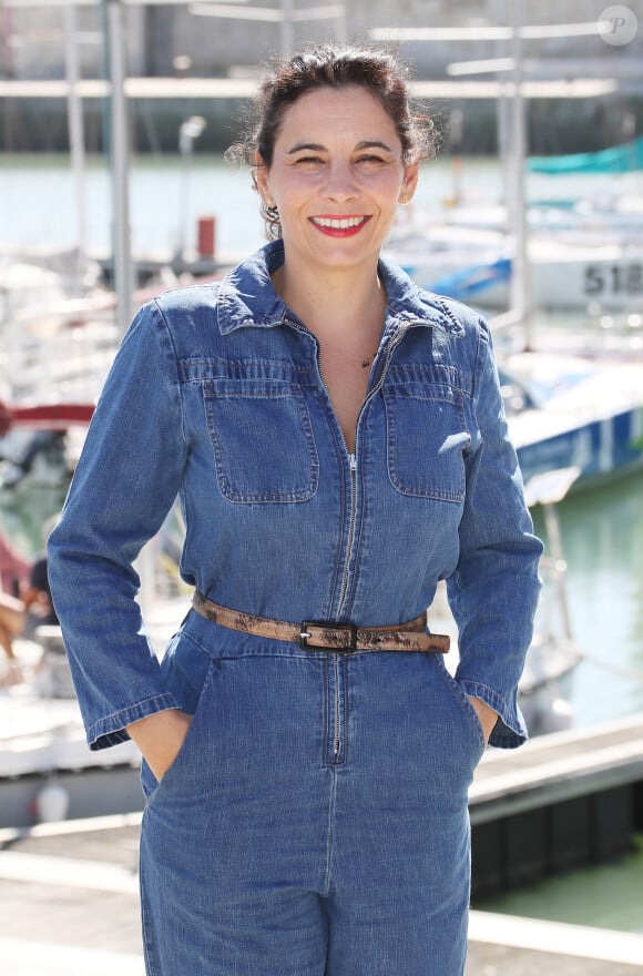 Sa ressemblance avec sa célèbre maman saute aux yeux.
Cécile Rebboah - Photocall "Itinéraire D'une Maman Braqueuse" lors de la 21ème édition du Festival de la Fiction TV de la Rochelle le 12 septembre 2019. ©Patrick Bernard / Bestimage 