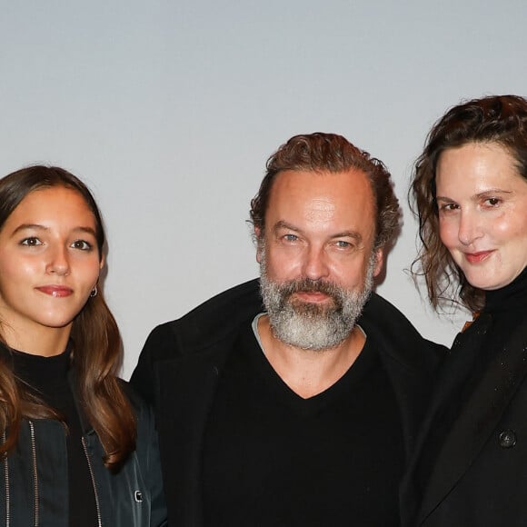 Aujourd'hui, Justine Lévy est en effet mariée au comédien Patrick Mille, avec lequel ils ont deux enfants Suzanne et Lucien.
Patrick Mille entouré de sa compagne Justine Levy et de leur fille Suzanne Mille - Avant-première du film "Le petit blond de la Casbah" au cinéma Publicis à Paris. Le 8 novembre 2023 © Coadic Guirec / Bestimage