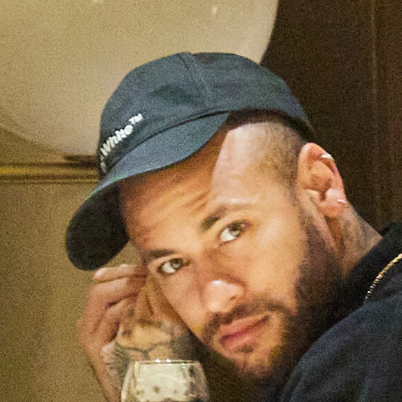 Exclusif - Le joueur du Psg Neymar Jr s’est rendu à l’hôtel "Le Narcisse Blanc", il a ensuite acheté deux roses chez le fleuriste "Julian Fleuriste" pour sa compagne Bruna Biancardi, Paris le 9 janvier 2023. Selon le quotidien Marca en espagne, dans plusieurs articles sur son couple, Neymar Jr serait en couple avec Jessica Turini. Mais il n’en est rien car Neymar Jr a rejoint Bruna Biancardi au restaurant "L'Atelier de Joël Robuchon Étoile" pour lui offrir les roses. Après, ils se sont rendus avec des amis dans la boutique Rolex dans le triangle d’or.