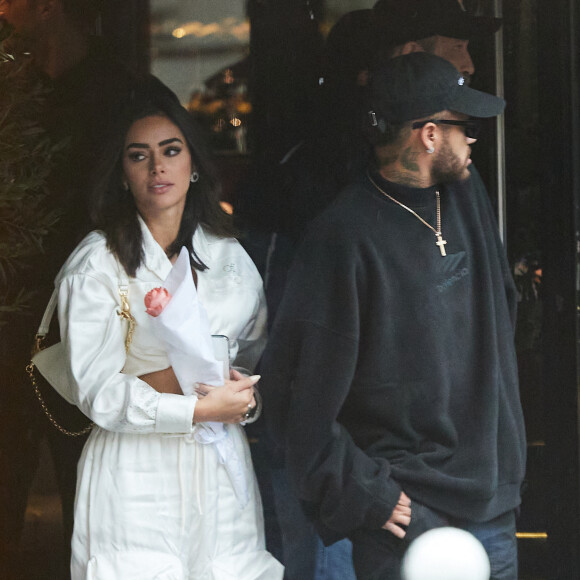 Neymar est séparé de la mère de sa fille, Bruna Biancardi
 
Exclusif - Le joueur du Psg Neymar Jr s'est rendu à l'hôtel "Le Narcisse Blanc", il a ensuite acheté deux roses chez le fleuriste "Julian Fleuriste" pour sa compagne Bruna Biancardi, Paris le 9 janvier 2023. Selon le quotidien Marca en espagne, dans plusieurs articles sur son couple, Neymar Jr serait en couple avec Jessica Turini. Mais il n'en est rien car Neymar Jr a rejoint Bruna Biancardi au restaurant "L'Atelier de Joël Robuchon Étoile" pour lui offrir les roses. Après, ils se sont rendus avec des amis dans la boutique Rolex dans le triangle d'or.